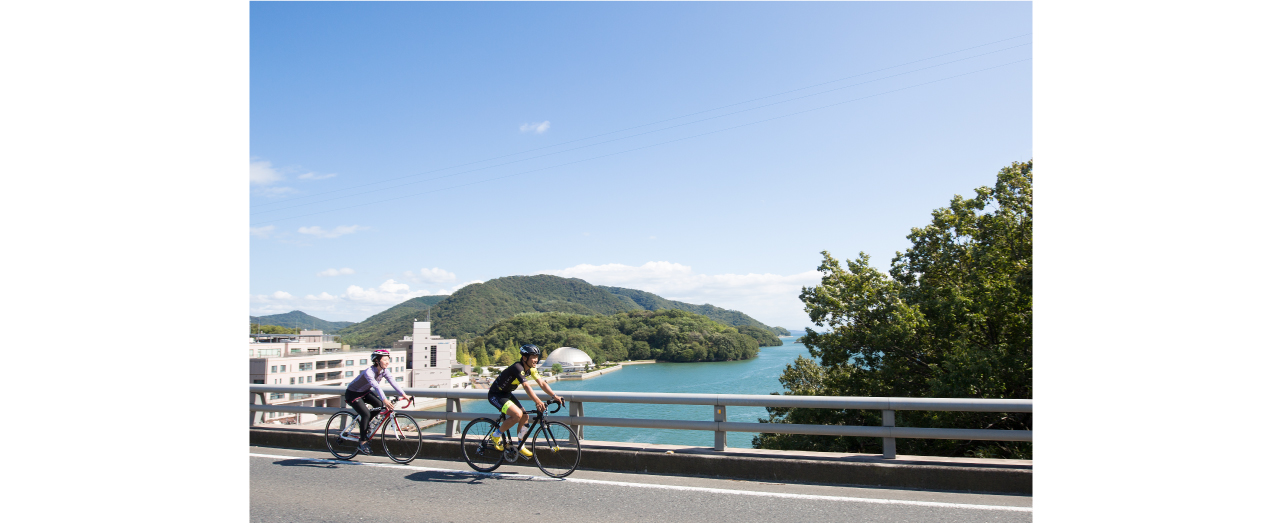 笠岡と神島を結ぶ神島大橋から美しい笠岡湾をのぞむ二人。