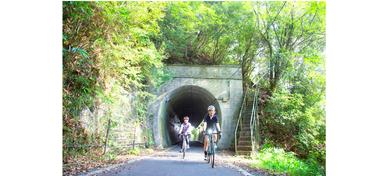 全長34kmの旧片鉄サイクリングロードには、沿道に駅舎、プラットフォーム、信号機など当時の面影が残っている。