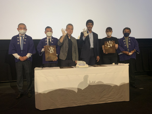 映画『とんび』凱旋舞台挨拶で備前焼に手形を刻む！