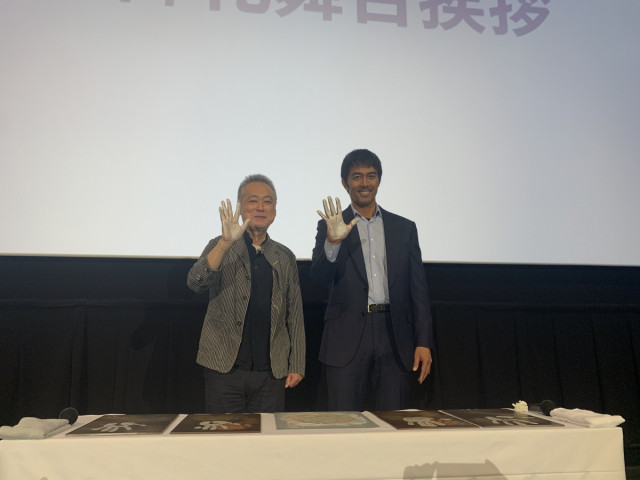映画『とんび』凱旋舞台挨拶で備前焼に手形を刻む！