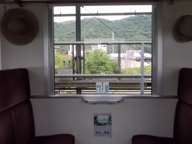 ロケが行われた座席で再現ショットが撮れる！  井原鉄道で映画「恋は光」PR列車運行（6/14～7/13）