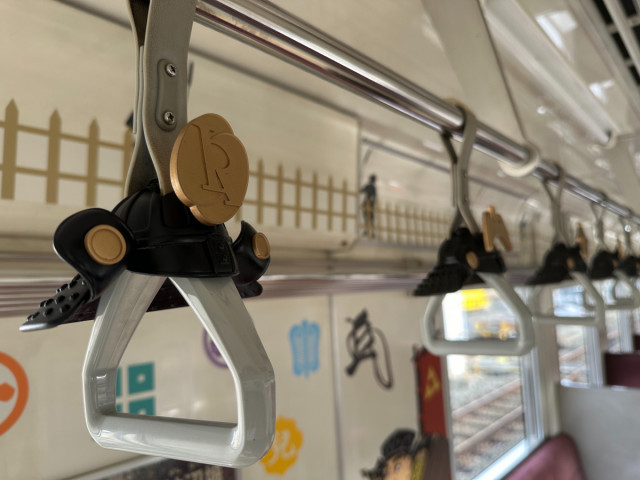 井原鉄道「戦国列車」のつり革に市章・町章・社章をあしらったミニ兜が付きました！