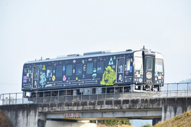 井原鉄道「戦国列車」のつり革に市章・町章・社章をあしらったミニ兜が付きました！