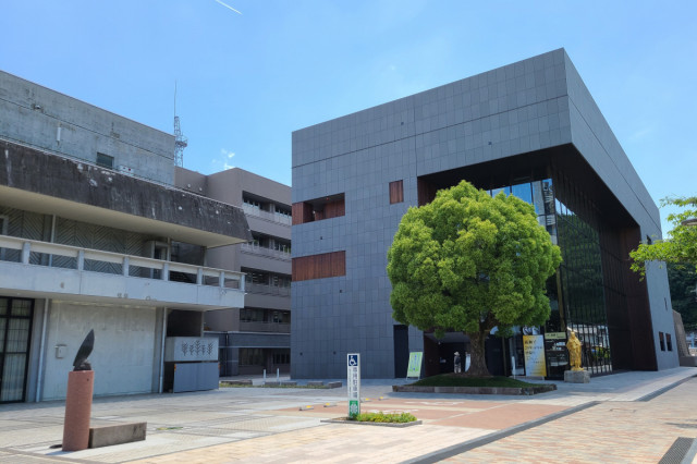 美星天文台前と平櫛田中美術館前に「ガンダムマンホール」が設置されました（井原市）