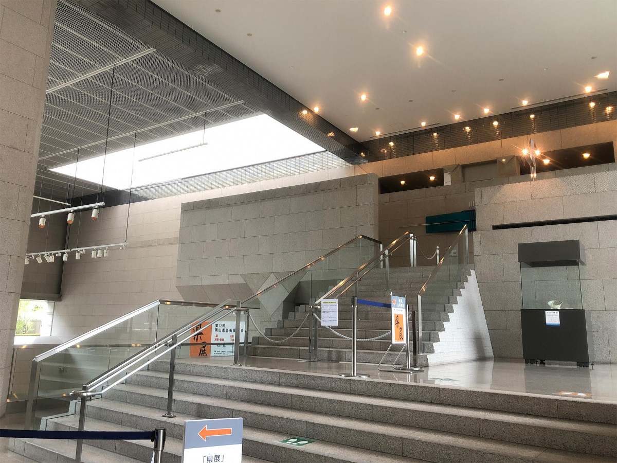 2階展示室へ向かう階段（昼頃）