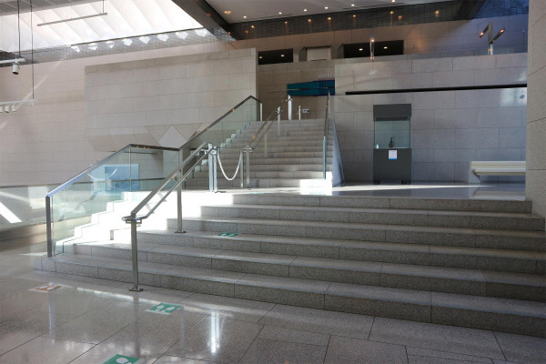 2階展示室へ向かう階段（朝）