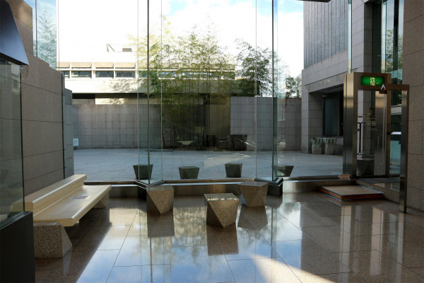2階展示室へ向かう階段横の踊り場と中庭（朝）