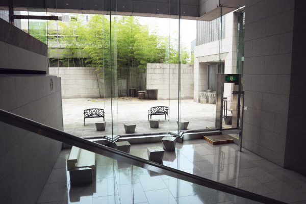 2階展示室へ向かう階段横の踊り場と中庭（昼頃）