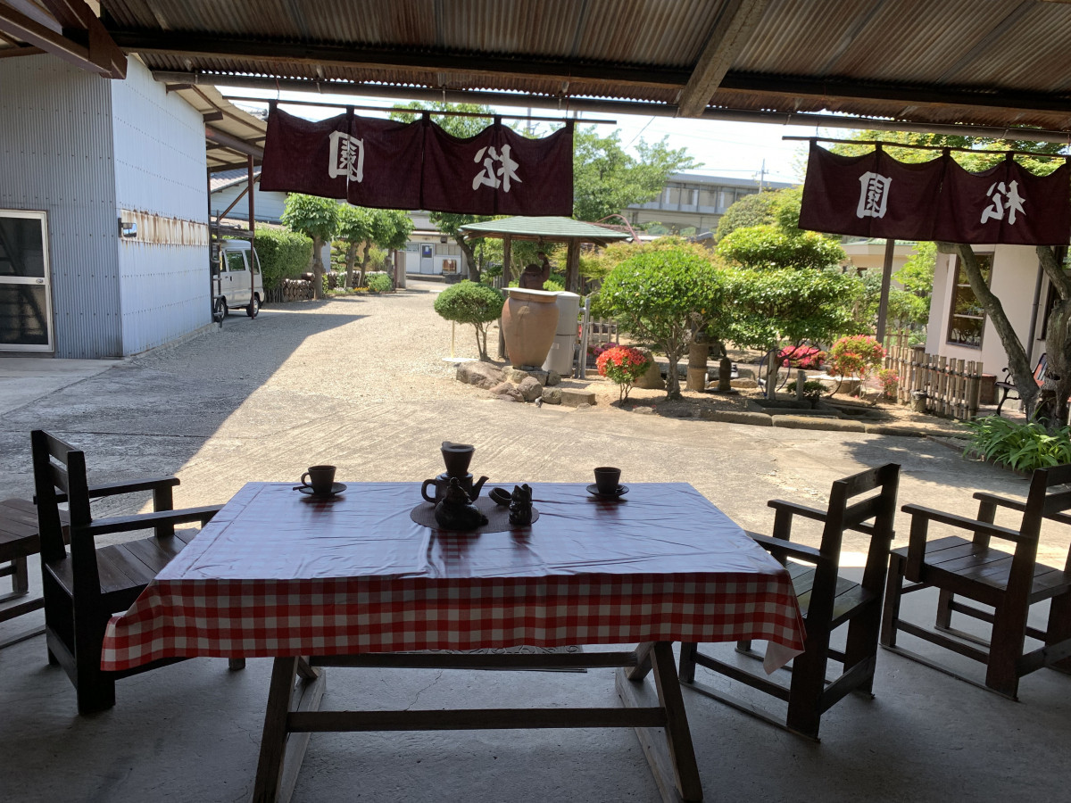 窯の前の庭