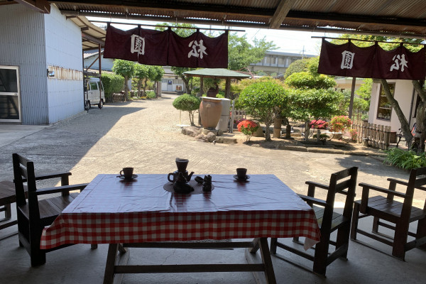 窯の前の庭