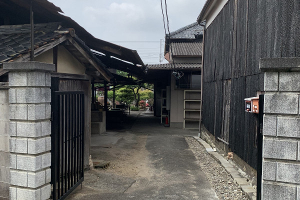 裏門付近