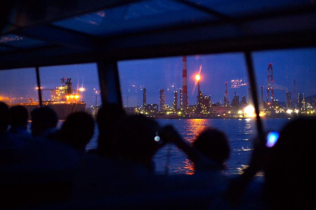 船内から見た水島コンビナートの夜景