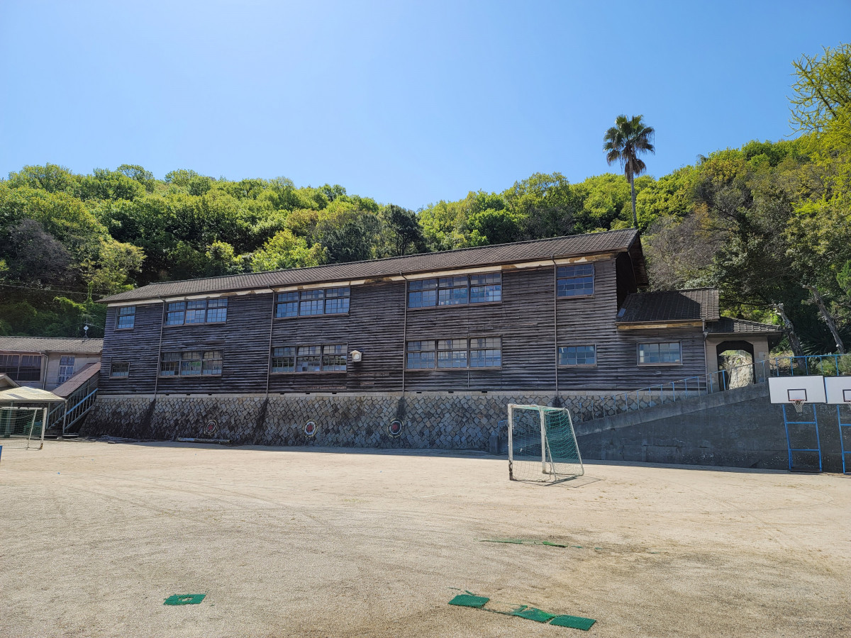 真鍋中学校