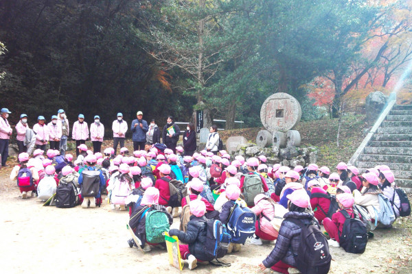 三谷公園での小学校校外学習
