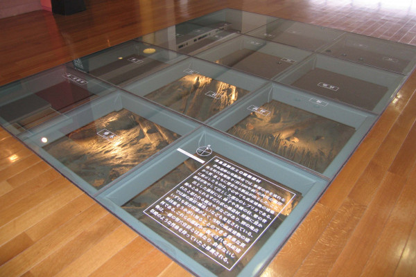 出土状況を再現した地下展示