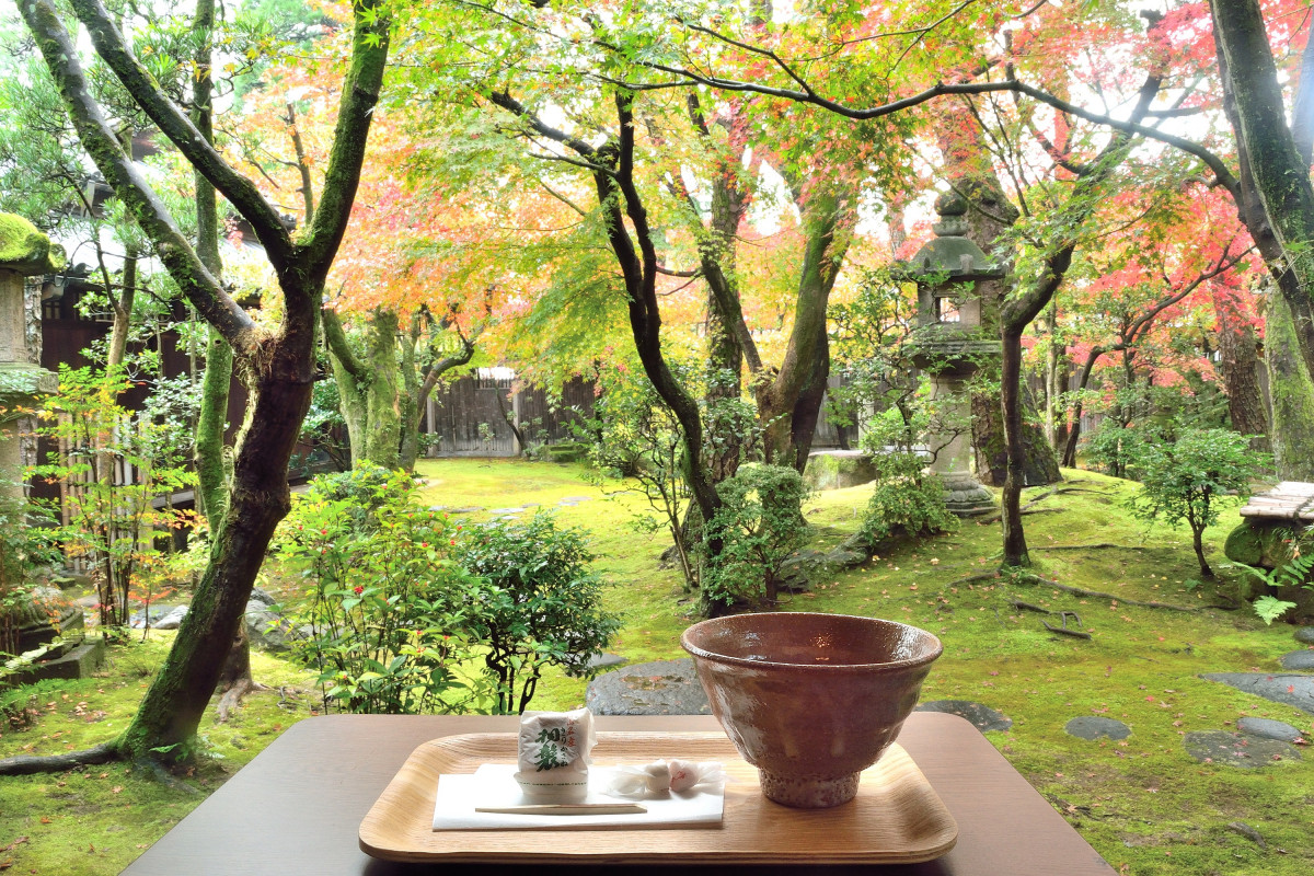 離れ座敷と抹茶（紅葉）