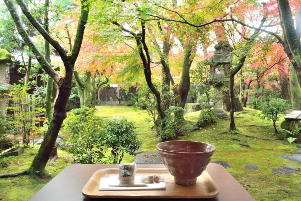 離れ座敷と抹茶（紅葉）