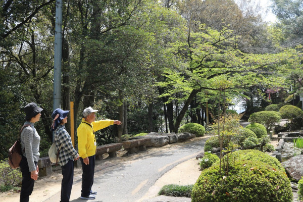 円通寺でのガイドの様子