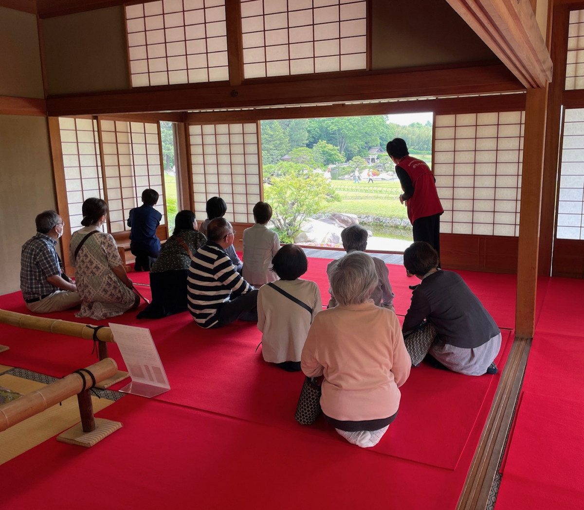 園内ガイドの様子