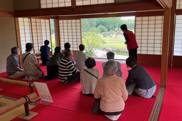園内ガイドの様子