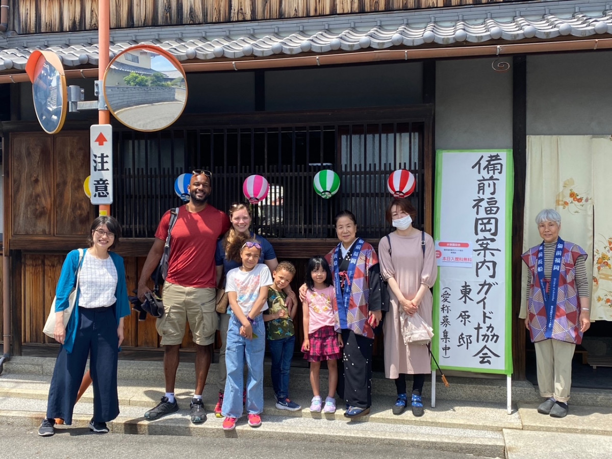 東原邸前でのガイドの様子