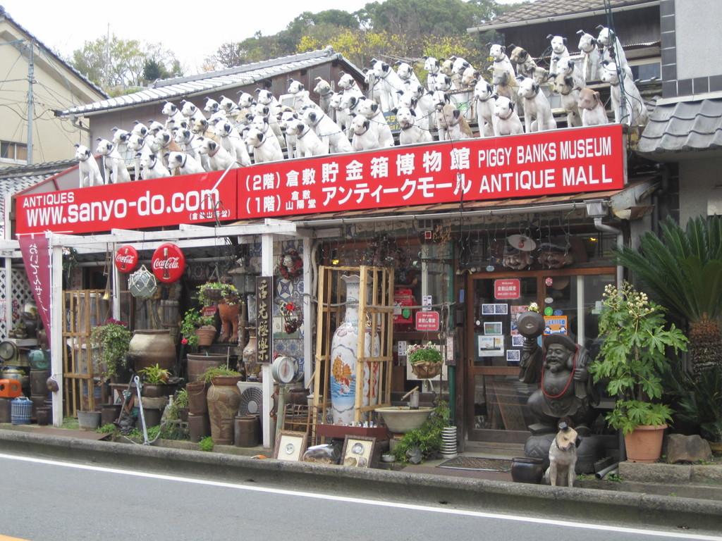 屋根の上のダルメシアンが目印。