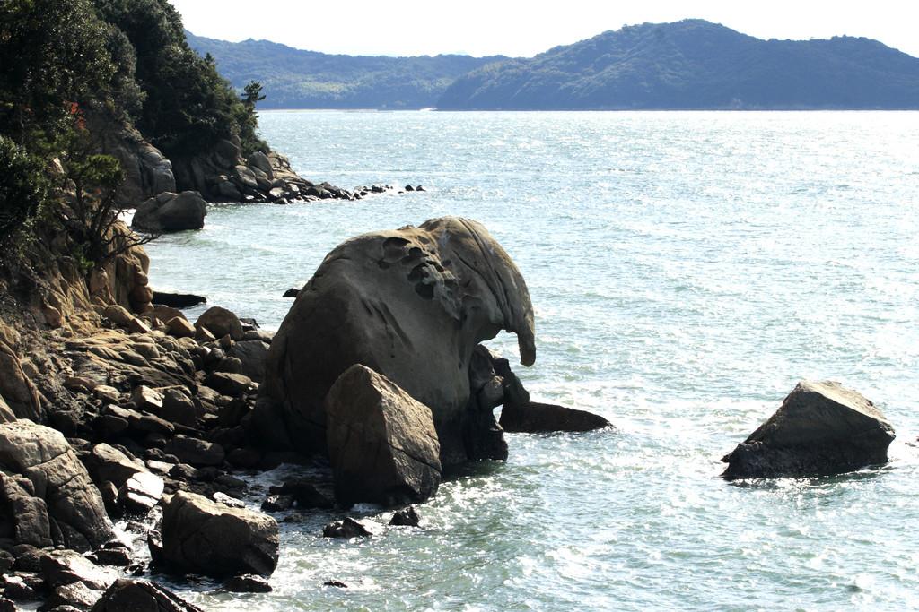 花崗岩の巨石が波に削られてできた奇岩