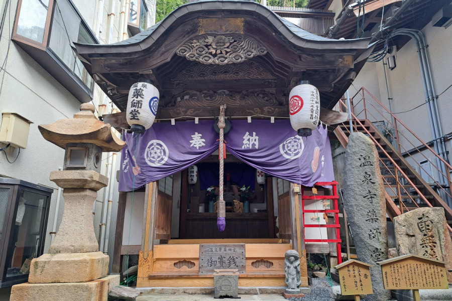 湯原温泉薬師堂