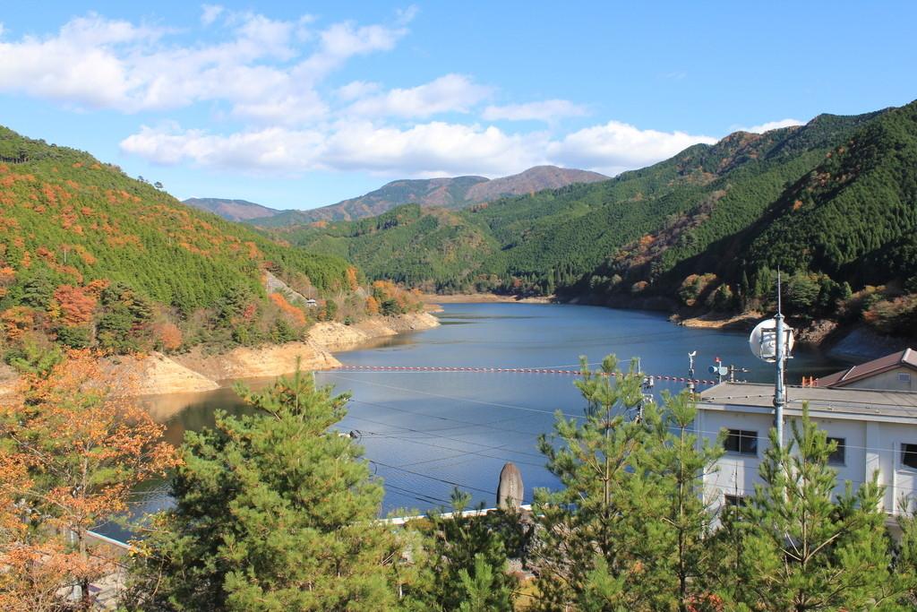 黒木ダム　湖面（秋）