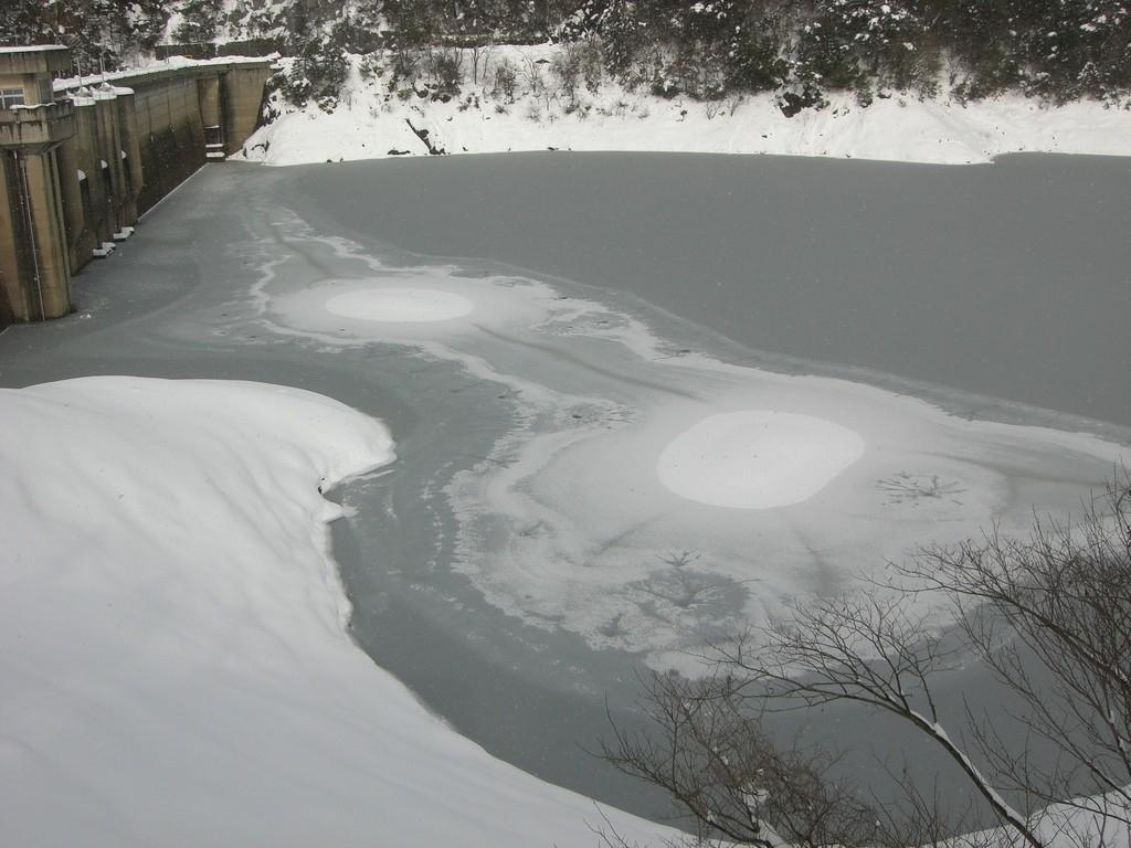 黒木ダム　冬のダム湖麺（氷紋）