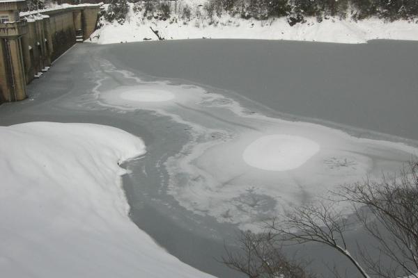 黒木ダム　冬のダム湖麺（氷紋）