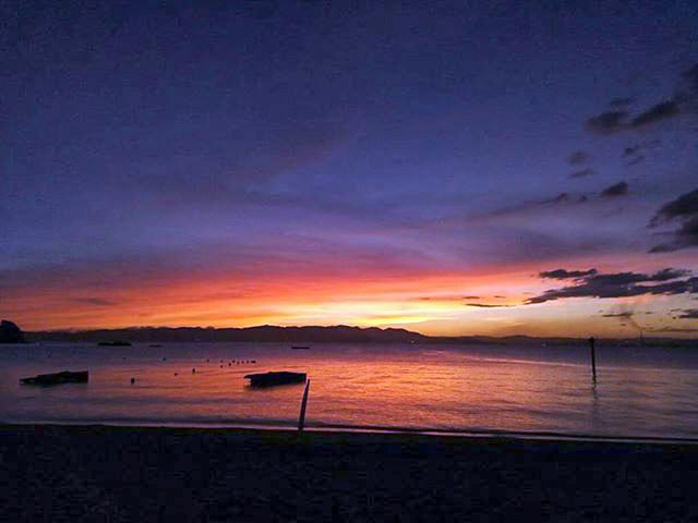 施設前の海水浴場から見える夕景