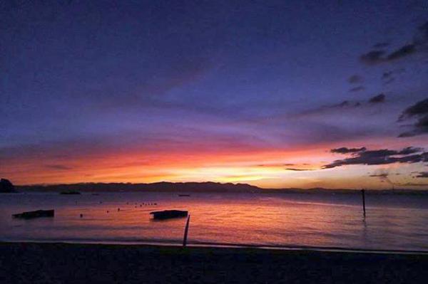 施設前の海水浴場から見える夕景