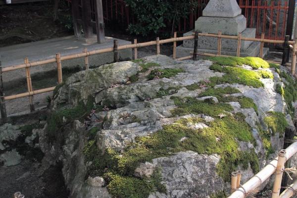 吉備津神社の矢置石