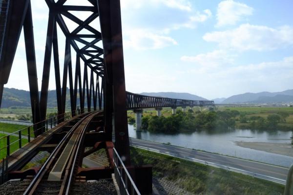 車内からの高梁川橋梁