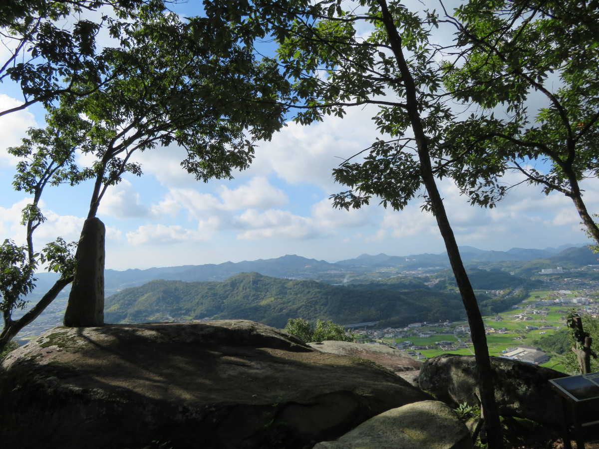 石鉄山石碑と展望（山頂広場）