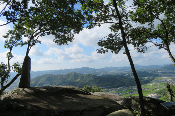 石鉄山石碑と展望（山頂広場）