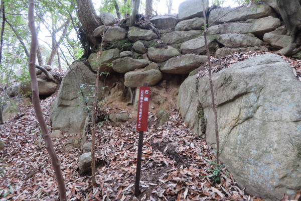 石積・城跡遺構（杉山山頂南下）