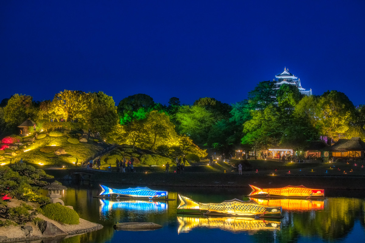 岡山後楽園「春の幻想庭園」・岡山城「春の烏城灯源郷」のライトアップが幻想的！