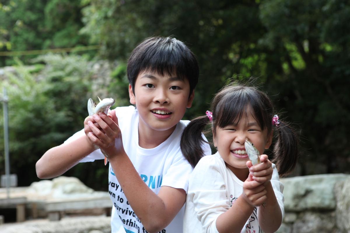 夏休みに家族で行きたい！岡山で魚のつかみどりができるスポット6選