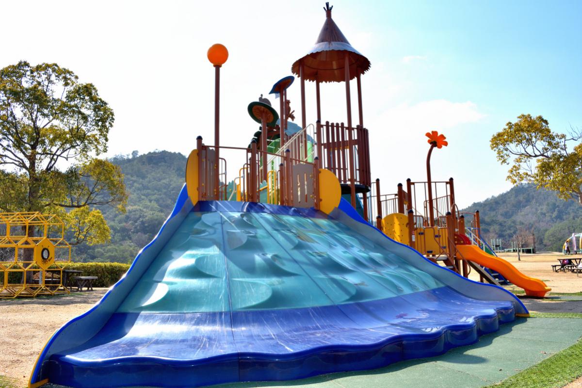 子どものハートをわしづかみ！大きなコンビネーション遊具で遊べる公園7選