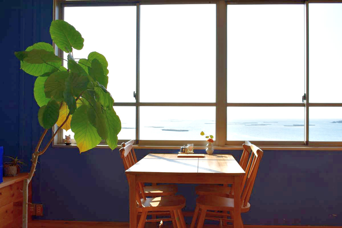 うららかな海とカフェがある。「長島愛生園」歩いてきた