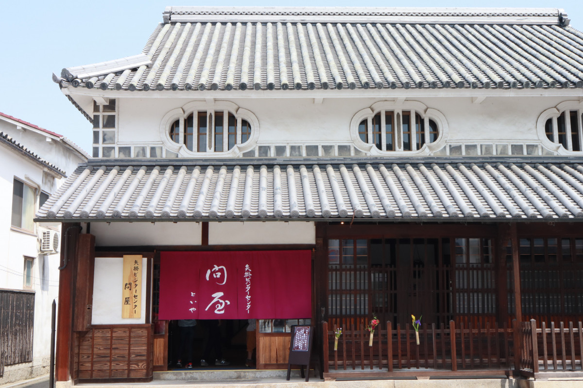 矢掛町の観光情報ならココ！ 明治時代建築の古民家リノベ施設「矢掛ビジターセンター問屋」