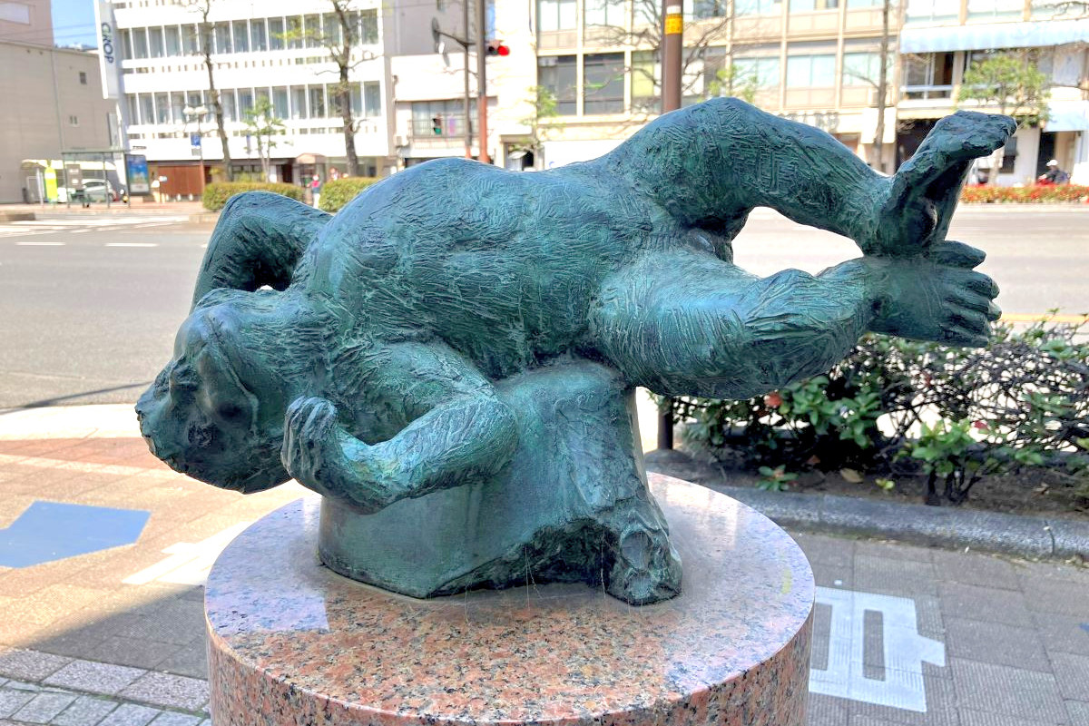 岡山駅前にある「桃太郎大通り」の桃太郎ご一行がゆるすぎた