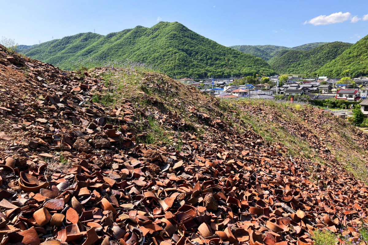 備前焼のふるさと「伊部南大窯跡」。巨大な窯と物原は唯一無二の光景！（備前市）