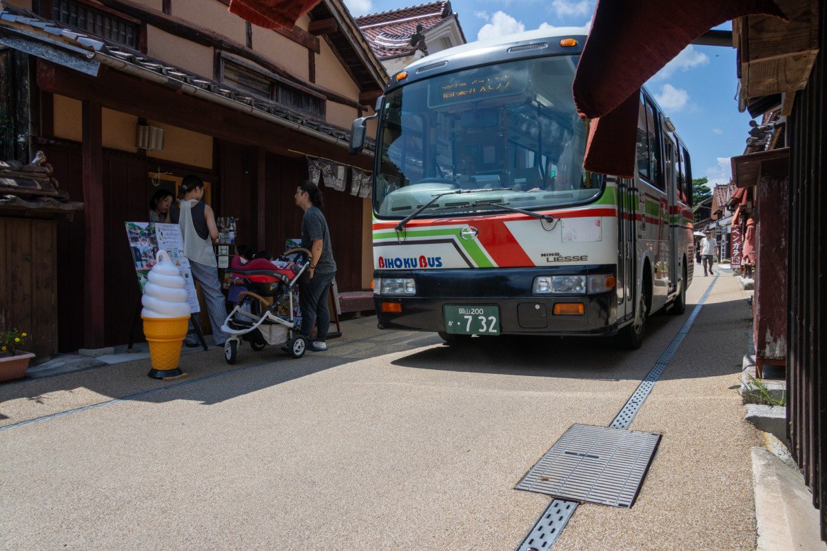 公共交通で行く「吹屋ふるさと村」。ジャパンレッドのまちに新店舗も続々！（高梁市）
