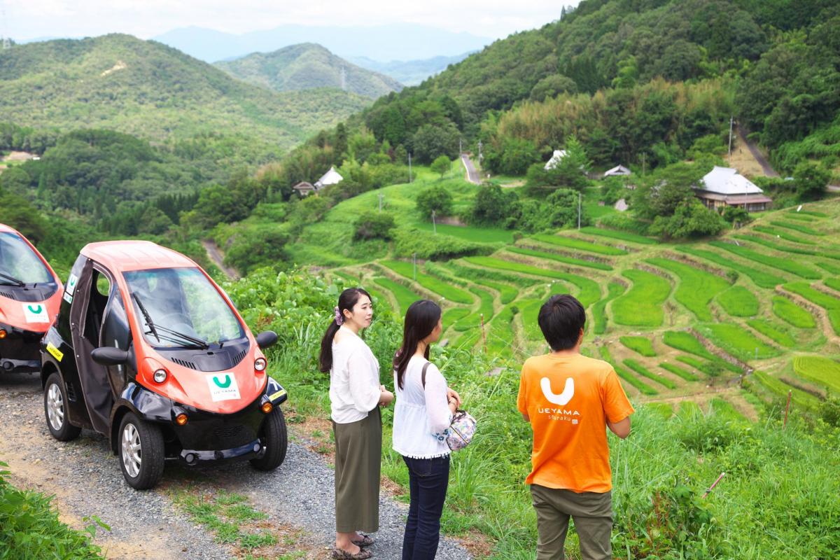 超小型電気自動車コムスに乗ってニッポンの原風景・上山棚田をガイドと巡る