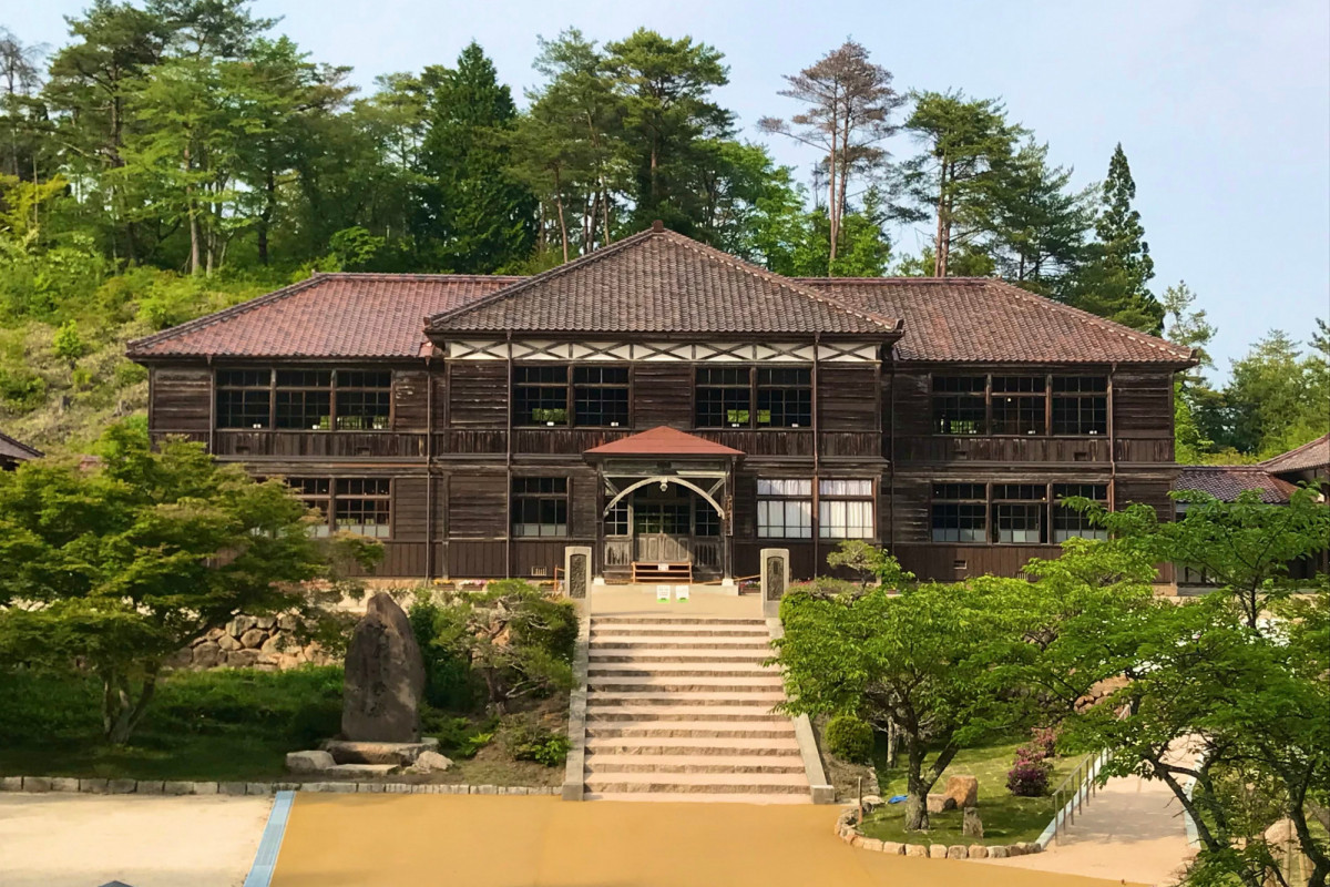 日本遺産の高梁市吹屋にある擬洋風建築「旧吹屋小学校」