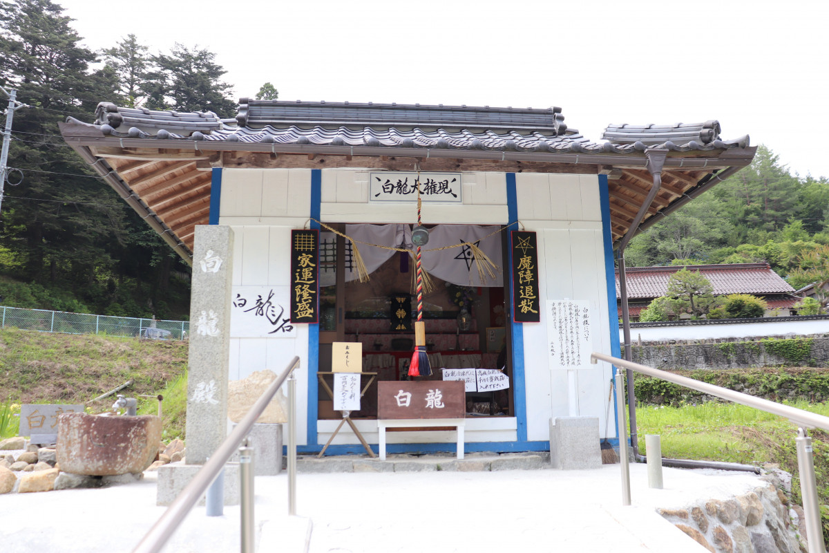 話題の映えスポット 真っ白な世界 済渡寺の 千本鳥居 おか旅 岡山観光web 公式 岡山県の観光 旅行情報ならココ