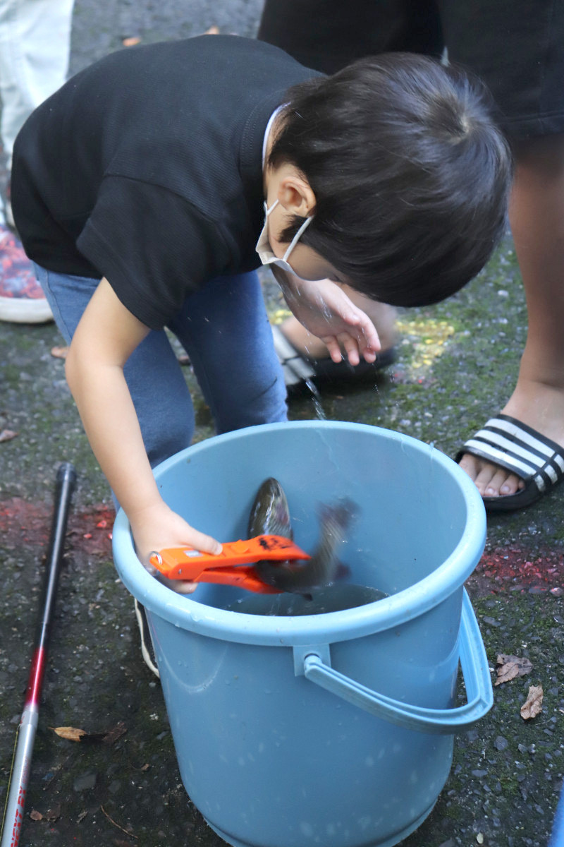 釣り堀 穂里山 で釣って 焼いて 食べる 手ぶらで楽しむ釣り体験 おか旅 岡山観光web 公式 岡山県の観光 旅行情報ならココ